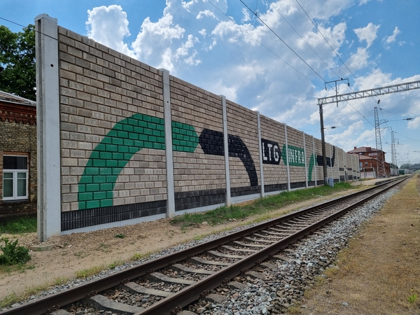 „LTG Infra“ Lentvaryje už 1,4 mln. eurų įrengė triukšmo mažinimo sienutę