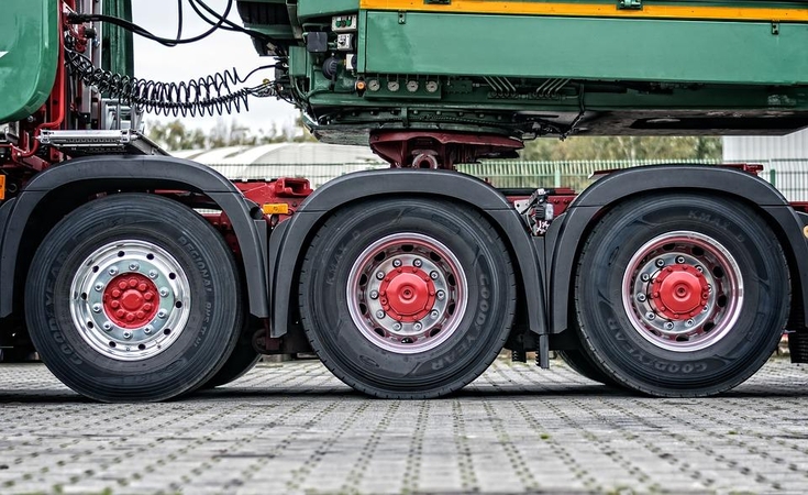 Kodėl didžioji dalis sunkiojo transporto yra varoma tik galiniais ratais?