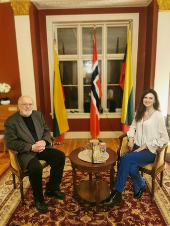 Kunigas A. Saulaitis ir žurnalistė A. Savickienė.