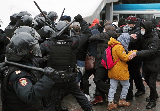 Rusijos prokurorai po protestuotojų sulaikymo tiria galimą policijos smurtą