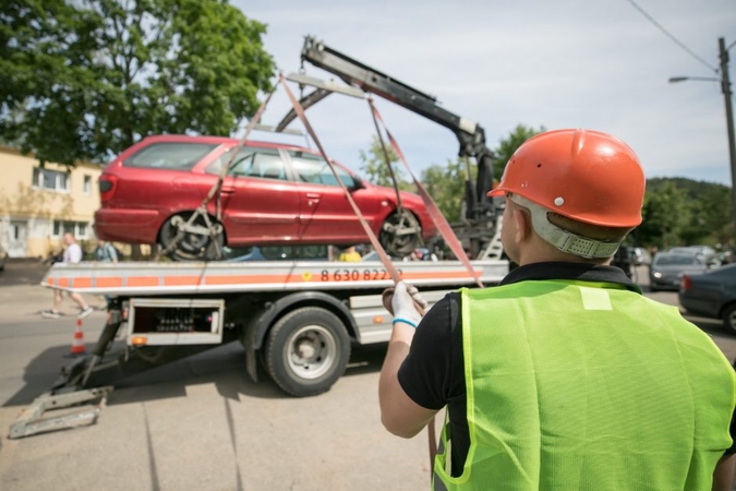 Seime – siūlymas šalinti iš kiemų nenaudojamus automobilius