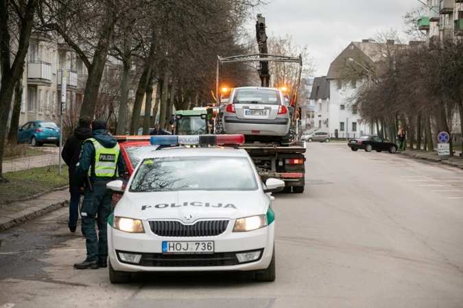 Nuo sausio nuvilkti automobilius galės ir ugniagesiai, savivaldybių, VSAT pareigūnai