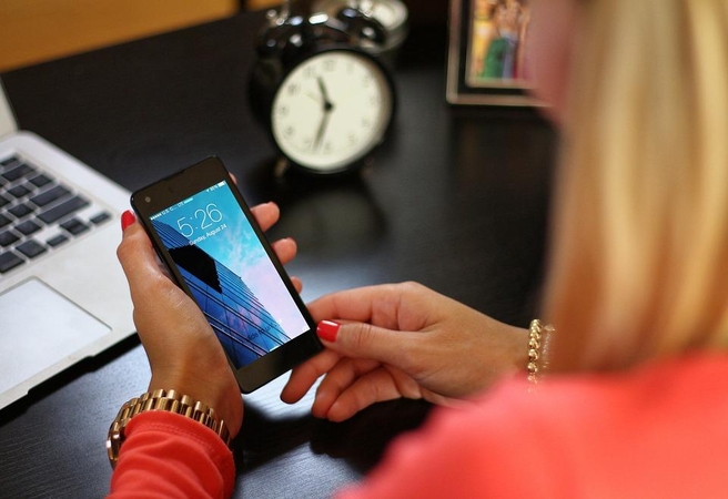 Naršymas telefone – peilis nugarai: kaip to išvengti? 