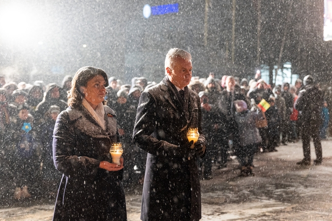 Prie Televizijos bokšto uždegtas laužas, per šimtą žmonių pagerbė Sausio 13-osios aukas 