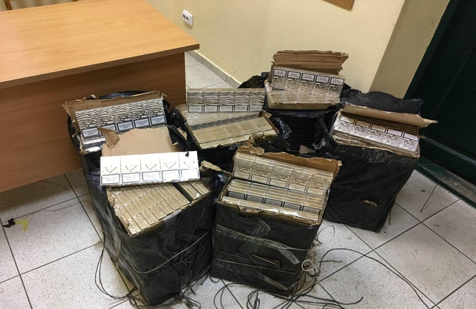 VSAT pareigūnai su įkalčiais sučiupo rūkalų nešikų trijulę 