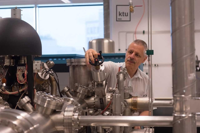Bendradarbiaus su Europos branduolinių mokslinių tyrimų organizacija CERN