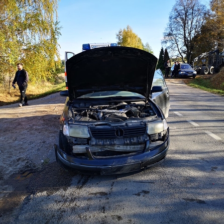 Alytaus rajone susidūrė du automobiliai ir traktorius