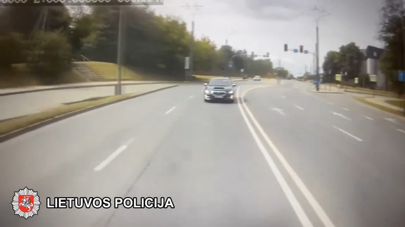 Policijos pareigūnas į gydymo įstaigą lydėjo iš kėdutės iškritusią mažametę