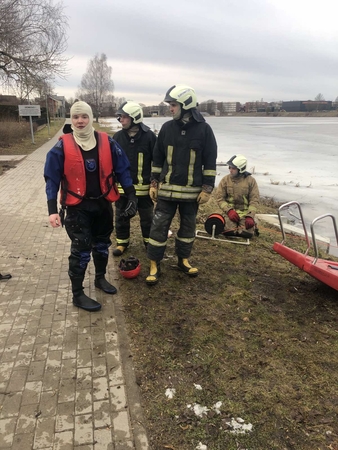 Policininkas ir ugniagesiai išgelbėjo Širvintų tvenkinyje įlūžusį vyrą