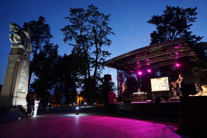 Sukluskite: muzikos festivalio ženklas: „MMP“,  šūkis – „Lietuva plius“