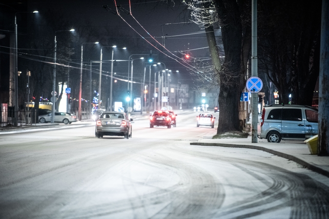 Kelininkai: naktį eismo sąlygas sunkins plikledis