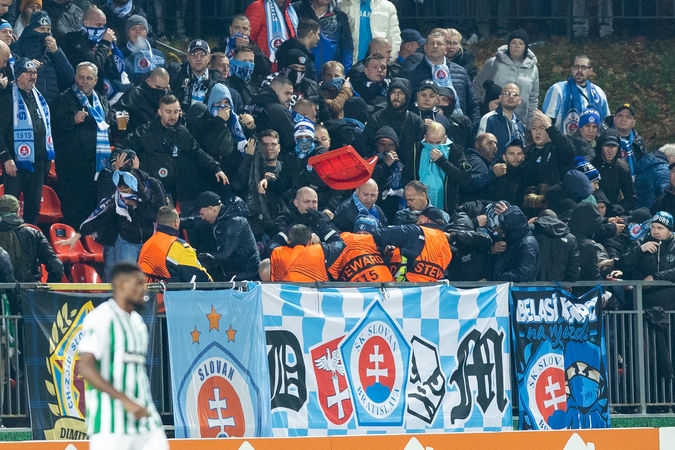 Per rungtynes Vilniuje „Slovan“ aistruoliai mėtė išluptas stadiono kėdes į žiūrovus