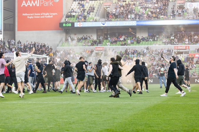 Per Melburno derbį – masinės futbolininkų ir fanų muštynės