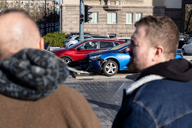 Zvonkus sostinėje sukėlė avariją: apgadino Stano automobilį