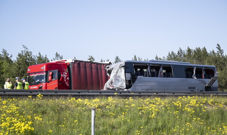 Vokietijoje sunkvežimiui įsirėžus į lenkų autobusą, sužeisti dešimtys žmonių