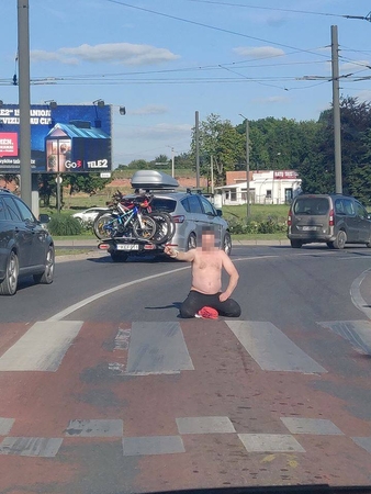 K. Baršausko gatvėje vairuotojams trukdė prie pėsčiųjų perėjos sėdėjęs vyras