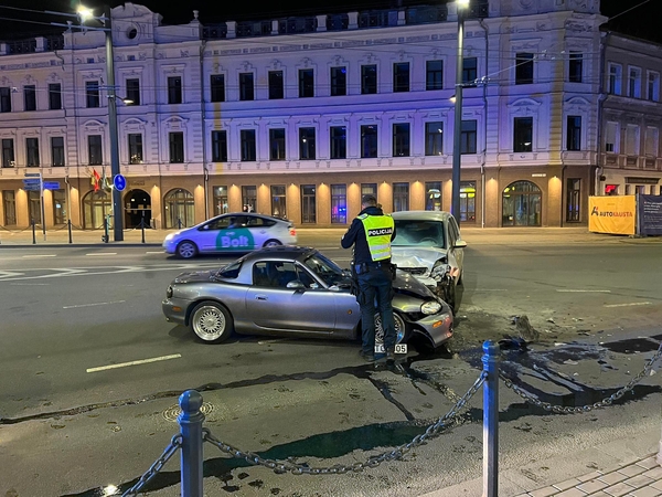 Kauno centre susidūrė „Opel“ ir „Mazda“: į ligoninę išvežti du žmonės
