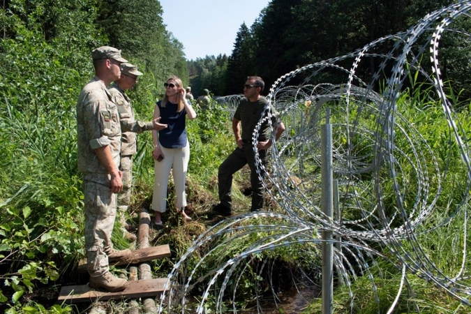 Krašto apsaugos ir vidaus reikalų ministrai apžiūrėjo pradėtą tiesti vielos užtvarą