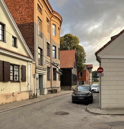 Į Kauno senamiestį iškviesta avarinė tarnyba: pavojingai žemai kabėjo elektros laidai