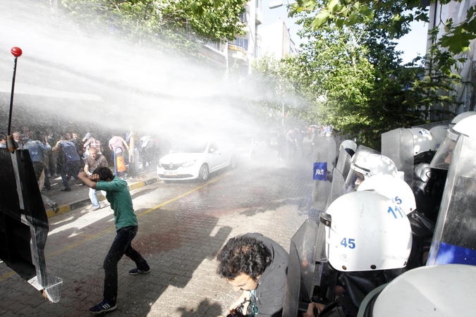 Turkijos policija angliakasių mieste susirėmė su protestuojančiais žmonėmis