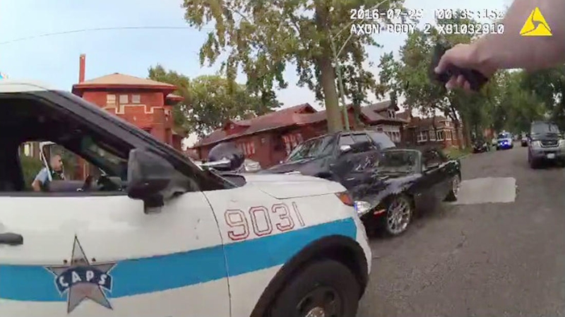 Čikagos policija skelbia sukrečiantį vaizdo įrašą, kaip policininkas nušauna 18-metį
