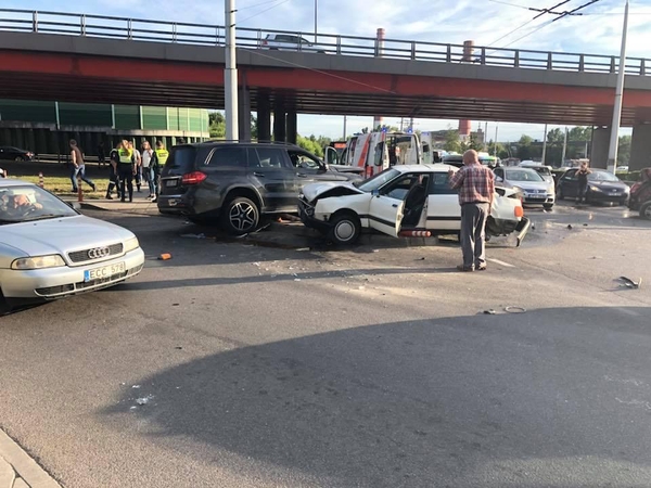 Vilniuje per penkių automobilių avariją sužaloti du žmonės
