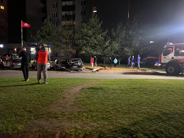 Šilainiuose „Subaru“ nuvertė stulpą, šis virsdamas apgadino kitas mašinas 