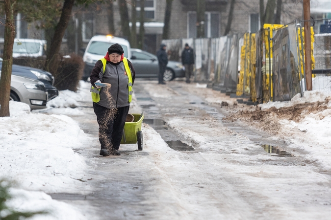 Keliai vietomis slidūs, kai kur eismą sunkina rūkas ir pustomas sniegas 