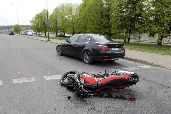 Klaipėdoje BMW partrenkė motociklą ir aplamdė stovinčias mašinas