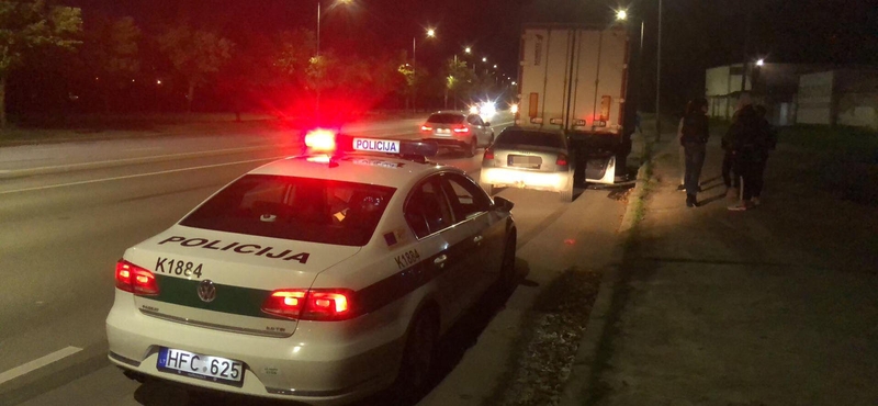 Jonavos gatvėje „Audi“ rėžėsi į vilkiko priekabą