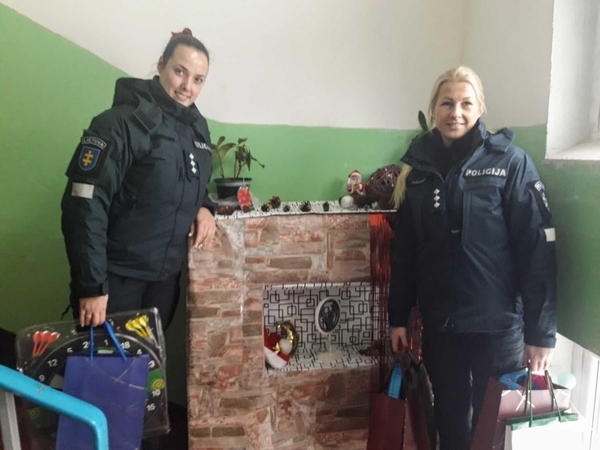 Šventiniu laikotarpiu – Kauno policijos pareigūnų dovanos bei dėmesys esantiems šalia
