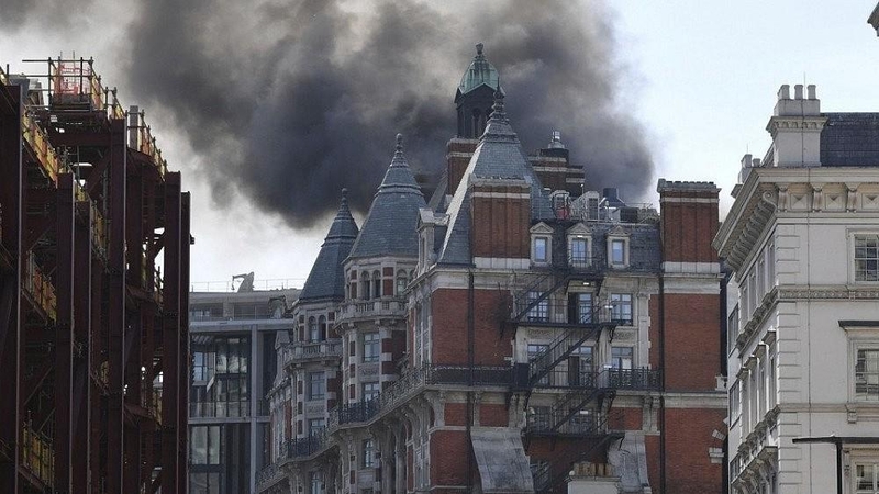 100 ugniagesių kovoja su Londono viešbutyje įsiplieskusiu gaisru