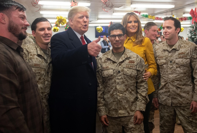 D. Trumpas pasidalijo įrašu, atskleidžiančiu SEAL komandos Irake narių tapatybes