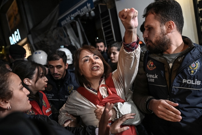 Turkijoje po raginimų pradėti tyrimą dėl cheminio ginklo panaudojimo sulaikyta aktyvistė