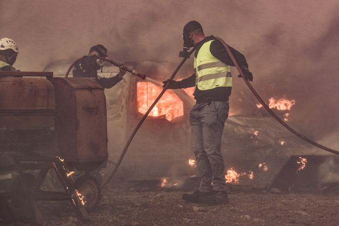 Prie Atėnų kilus gamtiniam gaisrui, keliuose pajūrio kurortuose žmonėms nurodyta evakuotis 