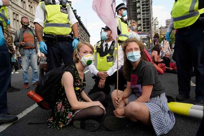 Prie JK parlamento demonstraciją surengė viršutinių drabužių nevilkinčios moterys