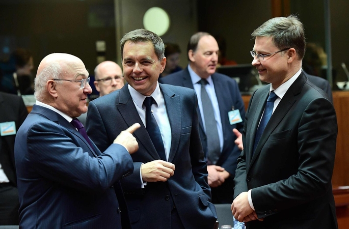 Slovakijos finansų ministras Peteris Kazimiras (viduryje)
