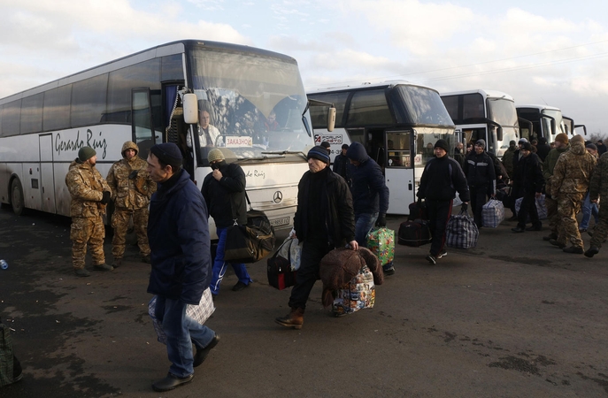 Į Kijevo kontroliuojamą teritoriją sugrįžo 74 Donbase belaisviais buvę ukrainiečiai