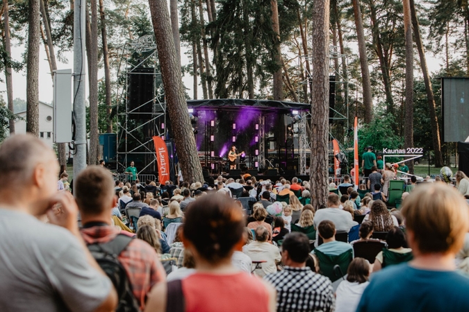 Pirmoji festivalio „Akacijų alėja‘22“ diena: nuoširdūs žodžiai ir festivalio įkūrėjo dainos