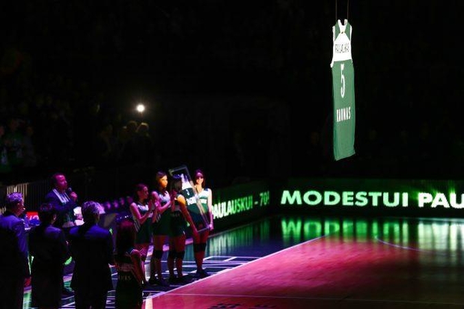"Žalgiris" į arenos palubes iškėlė M. Paulausko marškinėlius