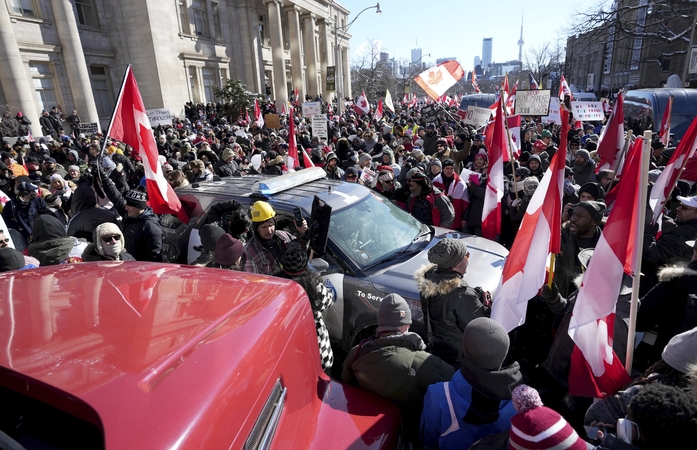 Protestuojantys vilkikų vairuotojai užblokavo dar vieną Kanados ir JAV pasienio perėją
