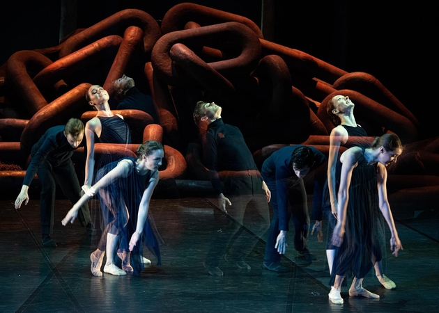 Scena iš Klaipėdos valstybinio muzikinio teatro šokio spektaklio „Eglė žalčių karalienė“
