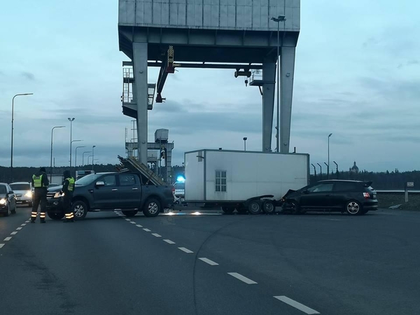 T. Masiulio gatvėje „Honda“ rėžėsi į visureigį su priekaba