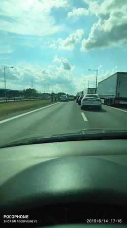 Dėl automobilių avarijos važiuojant link „Megos“ susidarė automobilių spūstys