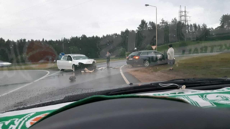 Jonavos gatvėje susidūrė "Volkswagen Golf" ir "Audi"