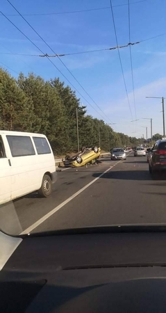 Petrašiūnuose po susidūrimo automobilis apsivertė ant stogo
