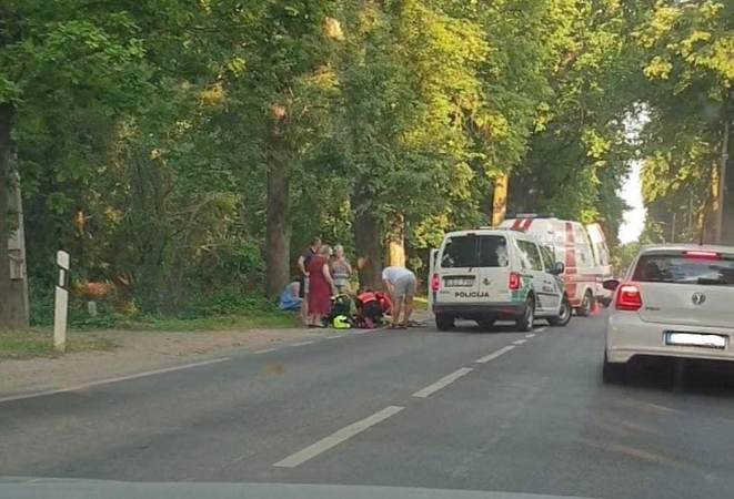 Vaišvydavoje susidūrė „Ford“ ir motociklas, sužalotas vaikinas