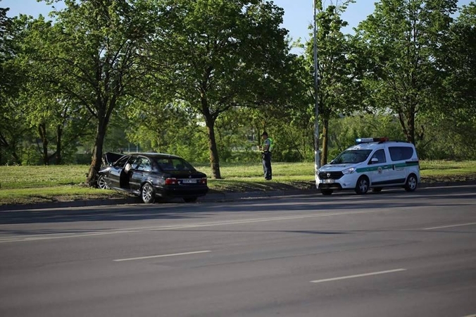 Jonavos gatvėje BMW rėžėsi į medį, vairuotojas išvežtas į ligoninę