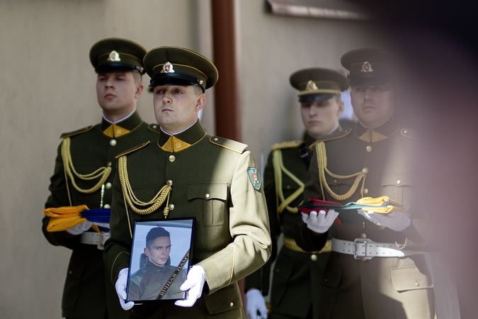 „Išlydėjome didvyrį“: Vilniuje pagerbtas Ukrainoje žuvęs Tomas Valentėlis 