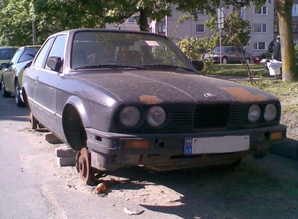 Iš sostinės kiemų nuo birželio išvežta 80 bešeimininkių automobilių